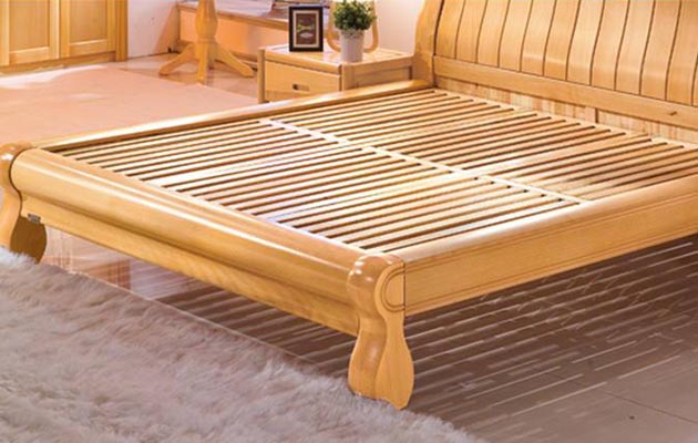 新买实木床板与床框有空隙的原因