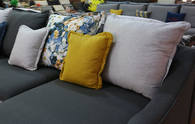 沃美克现代简约小户型客厅家具实木真皮沙发皮布艺结合沙发如何选购