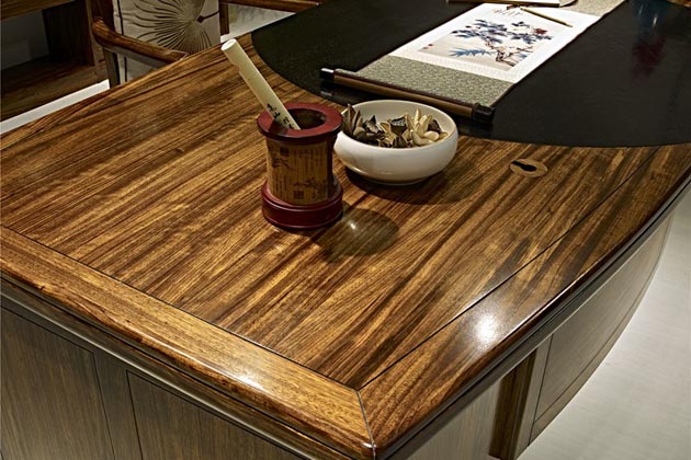 现代新中式实木总裁办公桌生产厂家华晨教您如何选购坂木结合会议桌