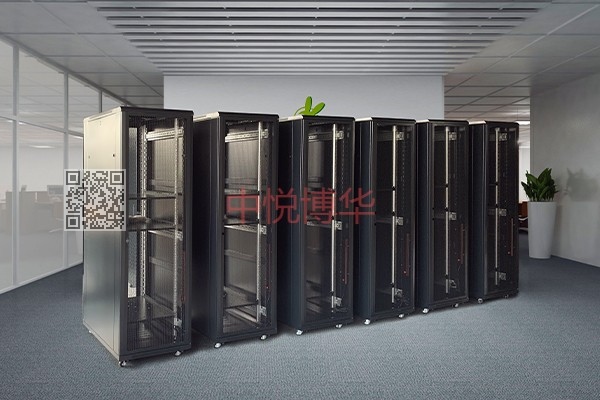 网络机柜与服务器柜的功能及其在信息技术中的重要性是什么？
