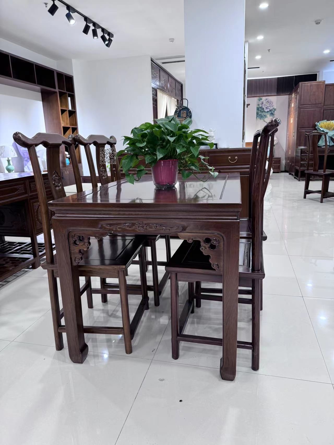 角花长餐桌 角花长餐桌