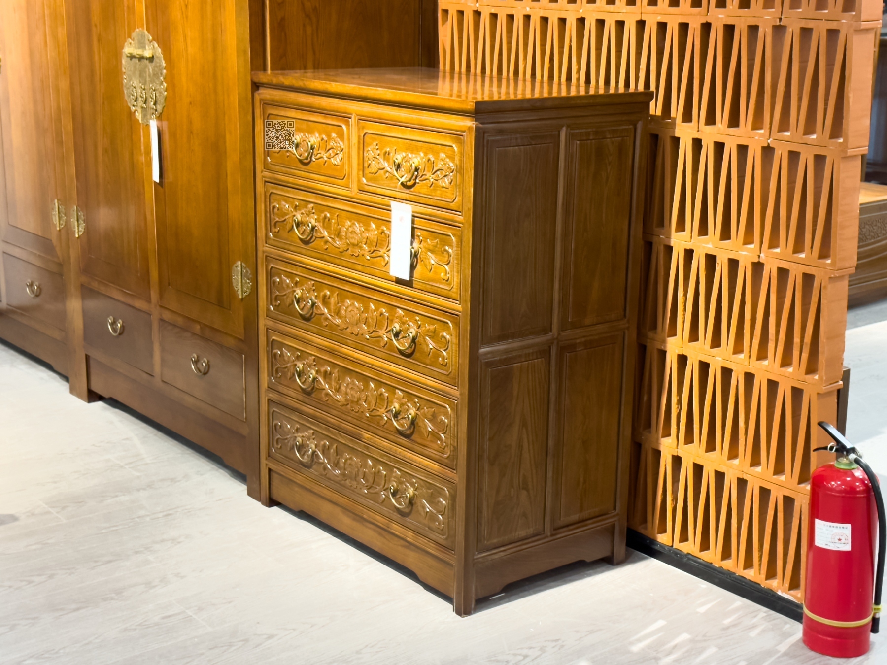 榆木雕花五斗柜