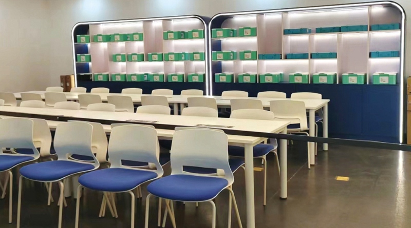 河北邯郸金大智能科技馆项目<培训桌椅+展示柜>