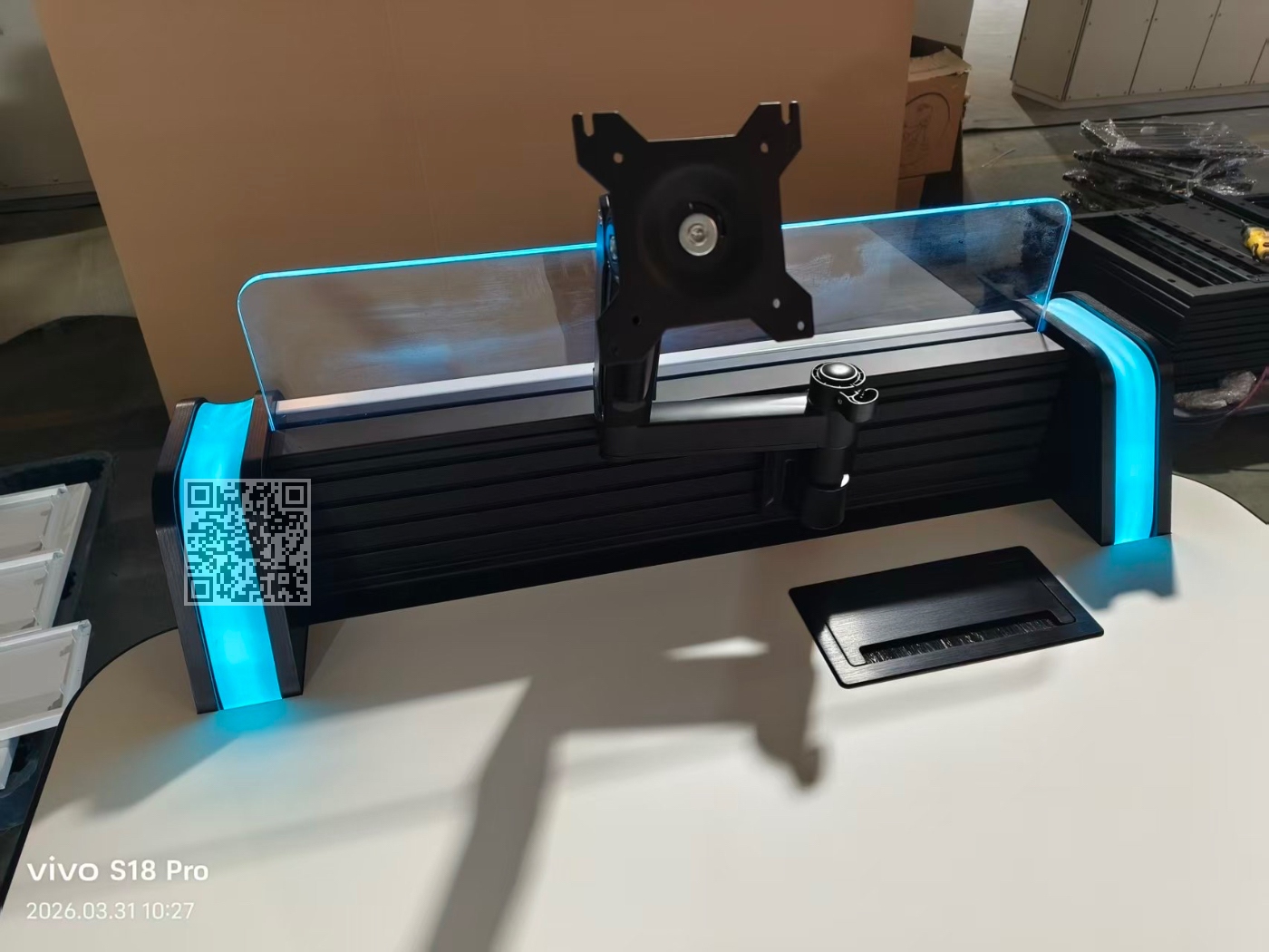 高端指挥中心、监控室或工业控制场景定制的现代化控制台