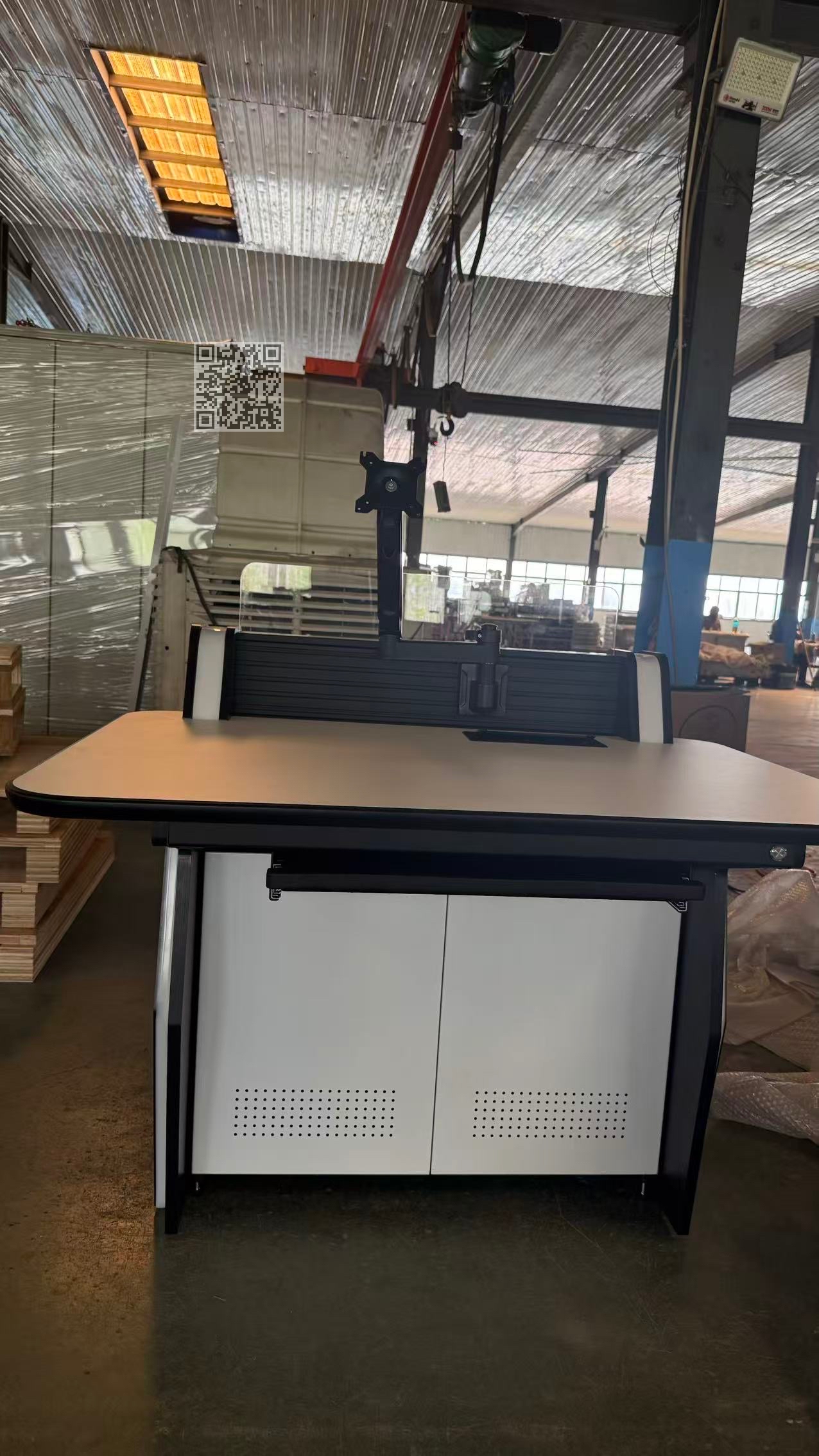 高端指挥中心、监控室或工业控制场景定制的现代化控制台