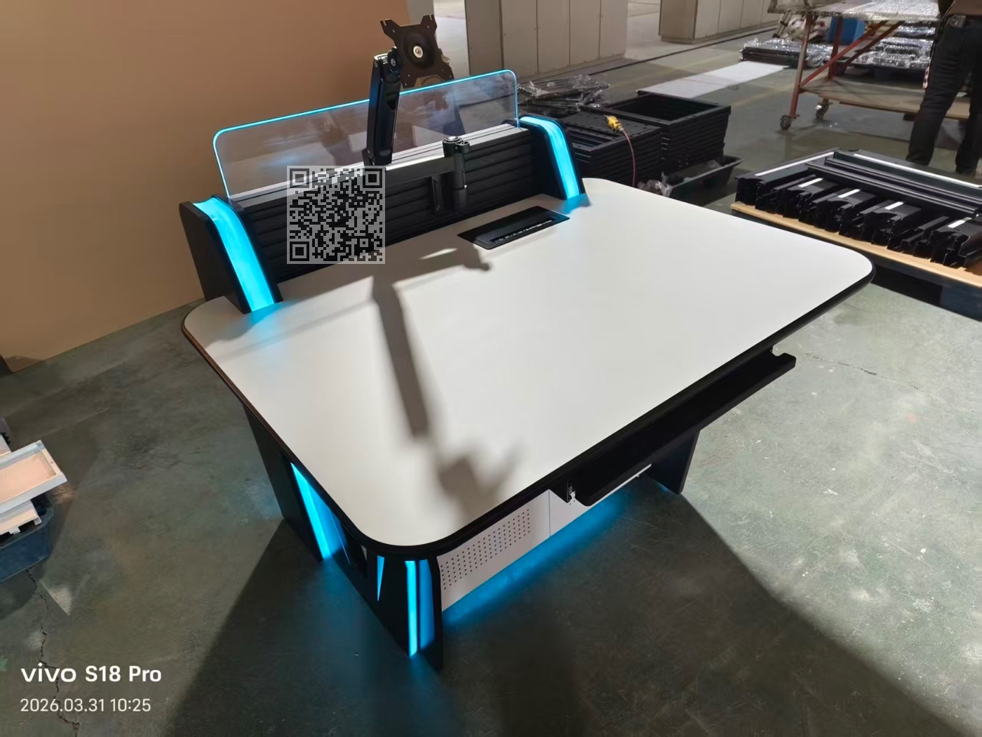 高端指挥中心、监控室或工业控制场景定制的现代化控制台