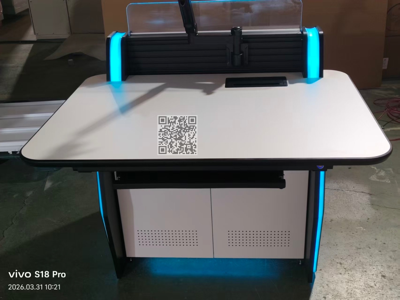 高端指挥中心、监控室或工业控制场景定制的现代化控制台