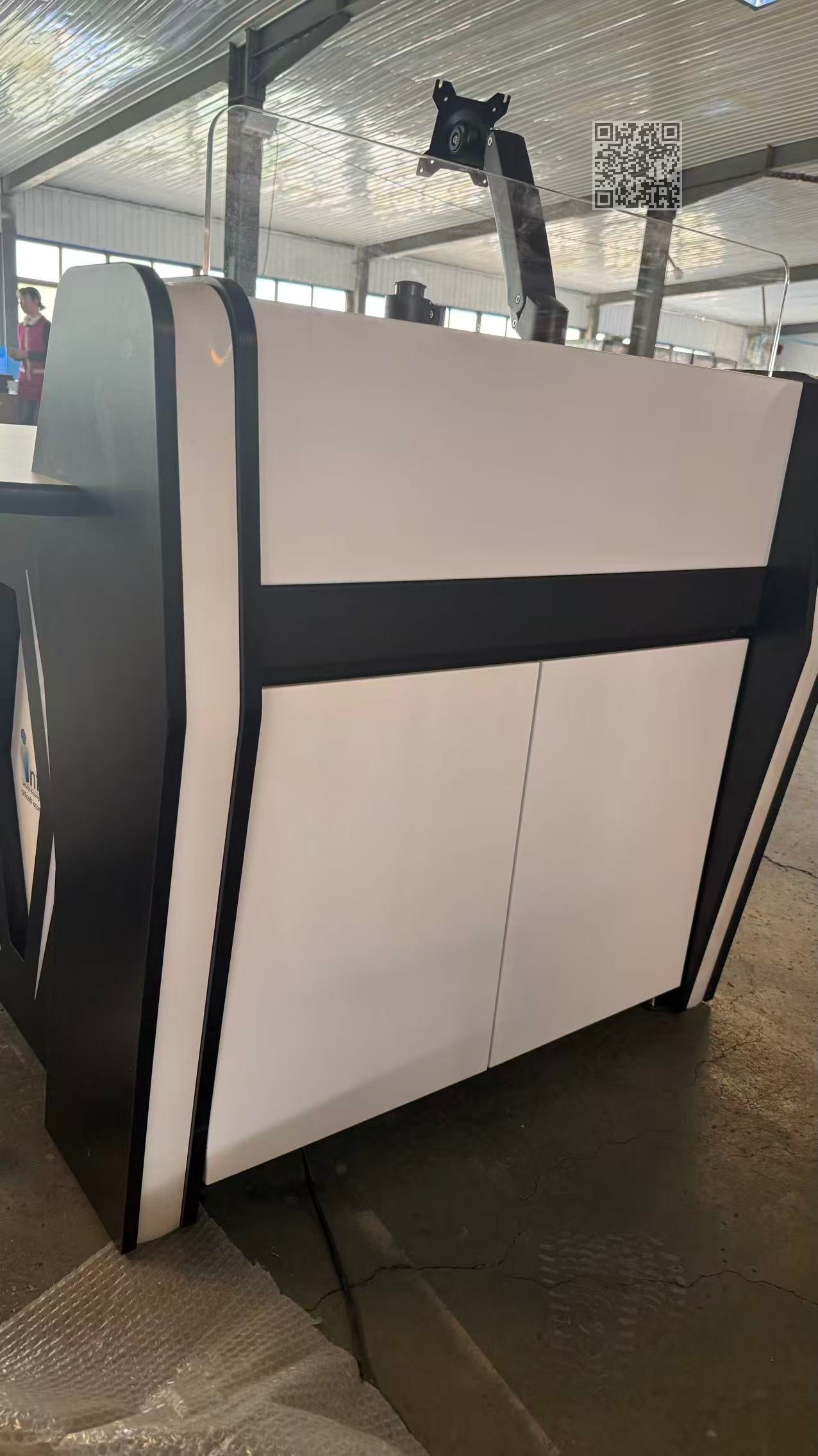 高端指挥中心、监控室或工业控制场景定制的现代化控制台